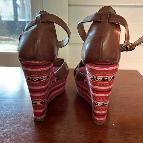 MIA Wedges! Pre-Owned condition - Picture 4 of 5